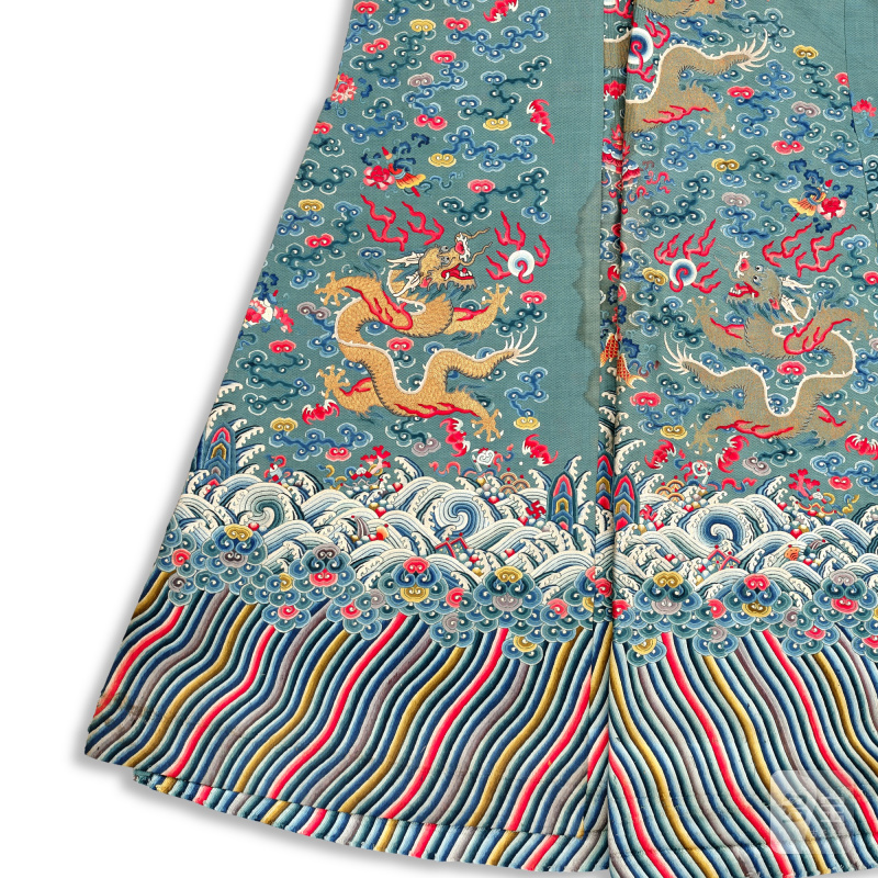 A blue-ground embroidered gauze 'dragon' robe, Jifu, Qing dynasty,  Daoguang period | 清道光 藍地納紗繡金龍紋吉服 - 图3